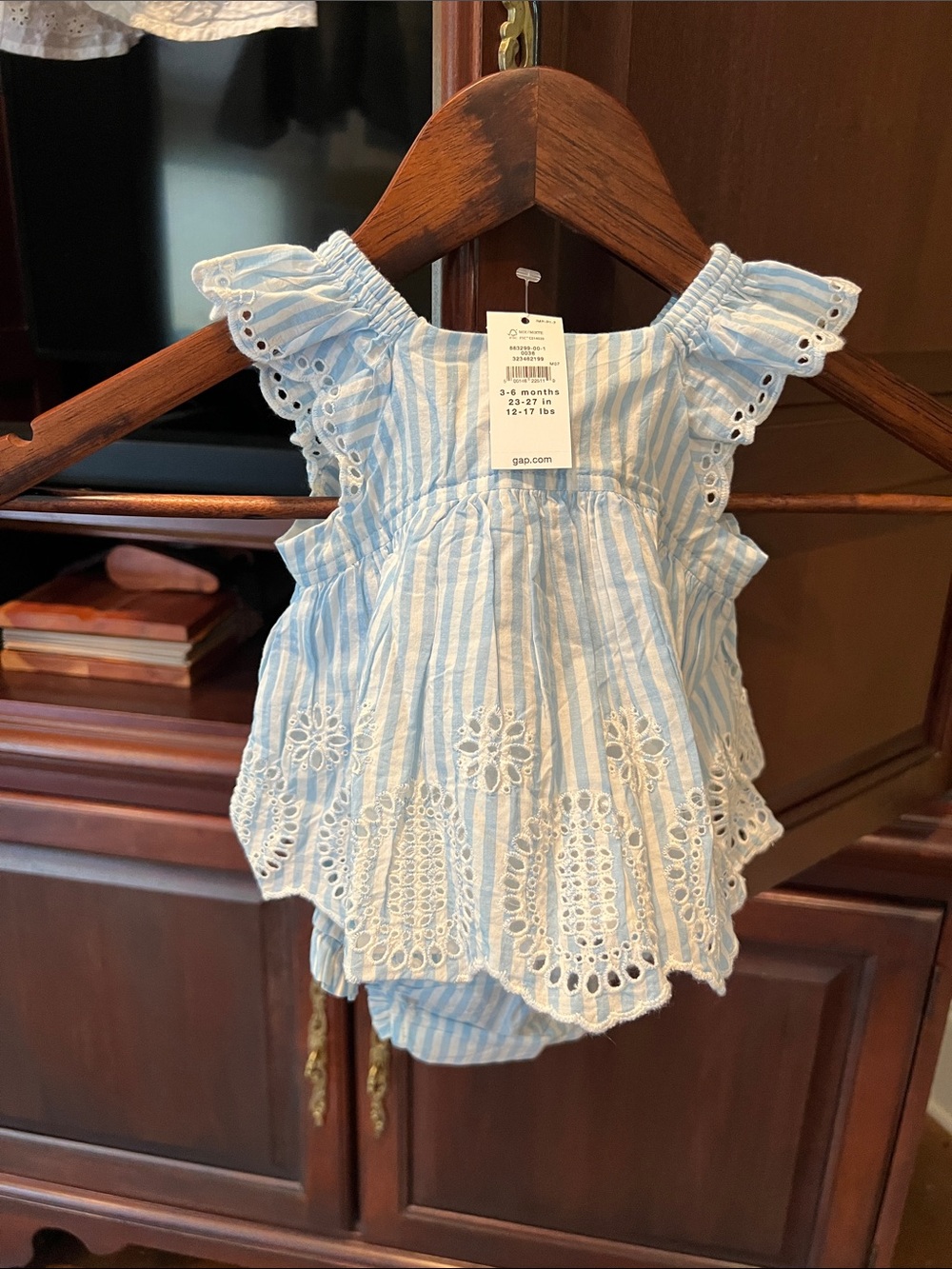 New with tags Baby GAP Girl’s sz. 3-6 mos. Eyelet matching set w panty NWT - Picture 5 of 9